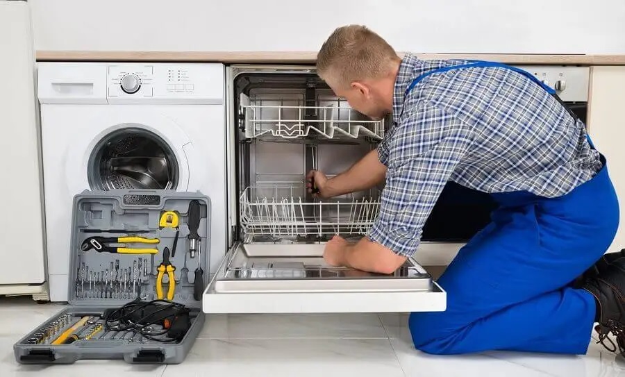 Erenler Midea servisi teknisyen ekibi beyaz eşya tamiri yaparken